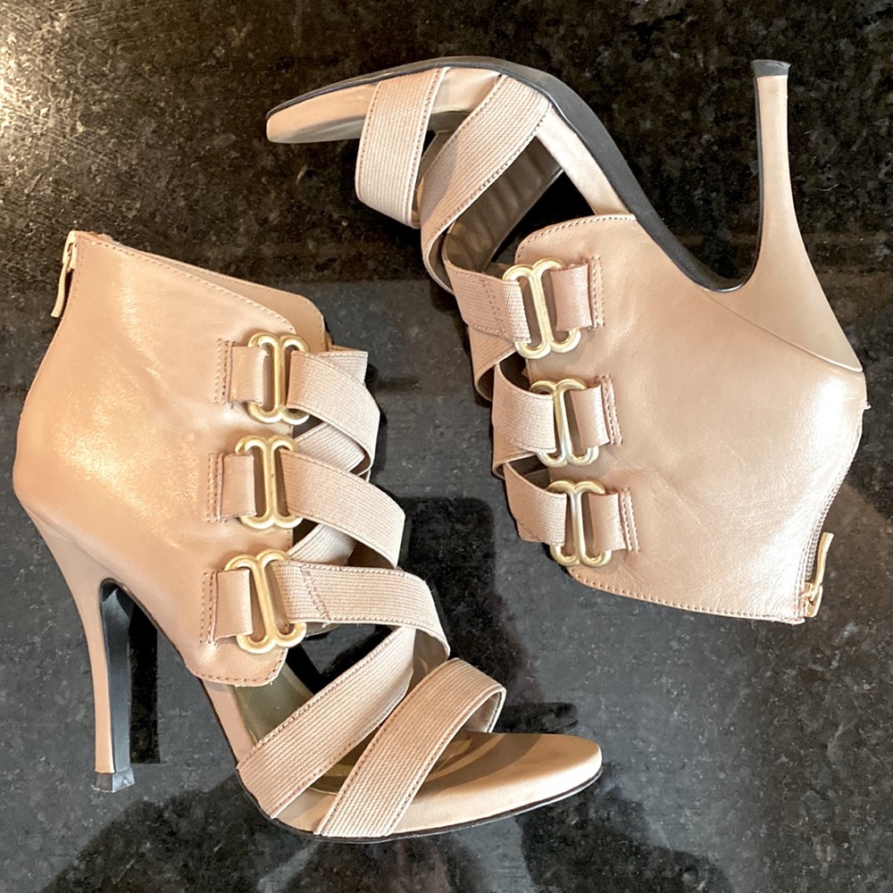 Via Neroli nude staple heel.